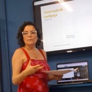 Confiança comunitária: pesquisa da UFMG mostra papel de líderes de periferia no combate à desinformação